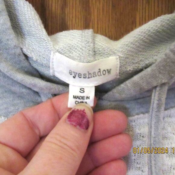 Chic Lace-Detail Sweatshirt – Grey & White, Size S - Picture 5 of 6